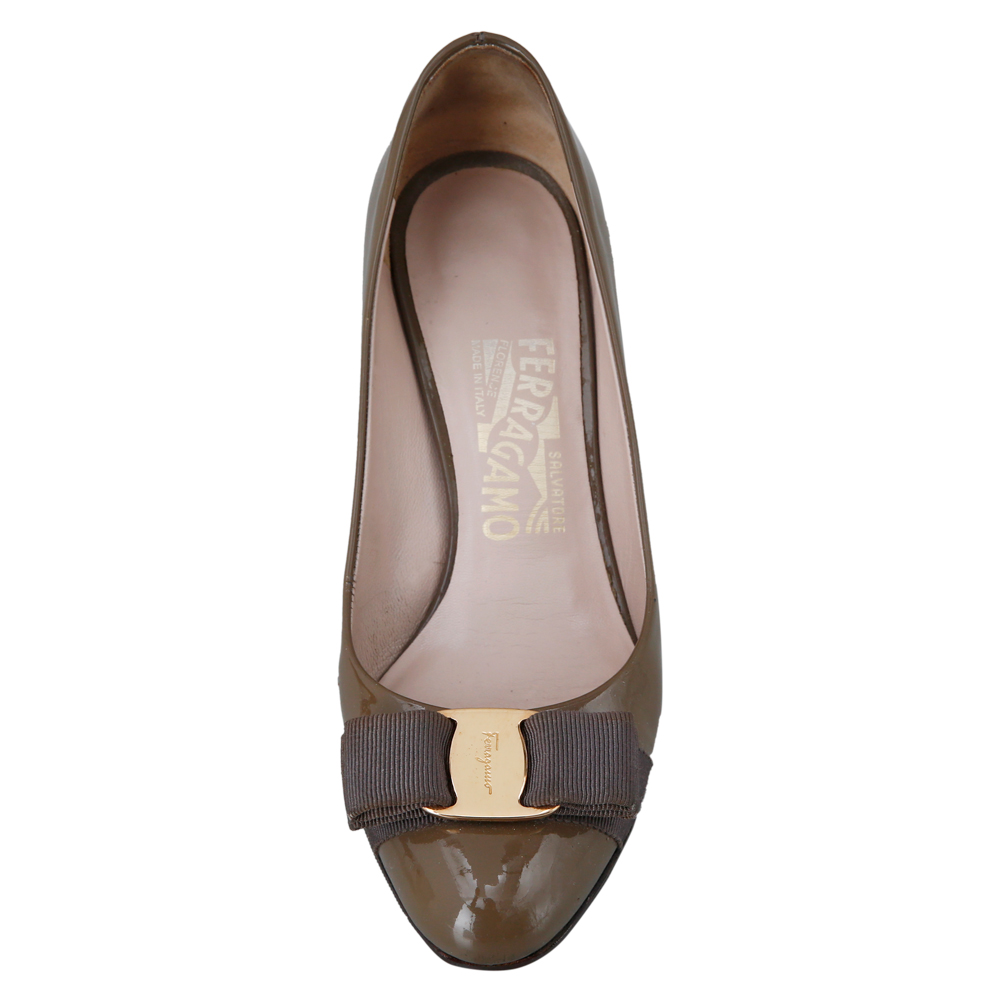 FERRAGAMO(USED)페레가모 바라리본 펌프스 카키