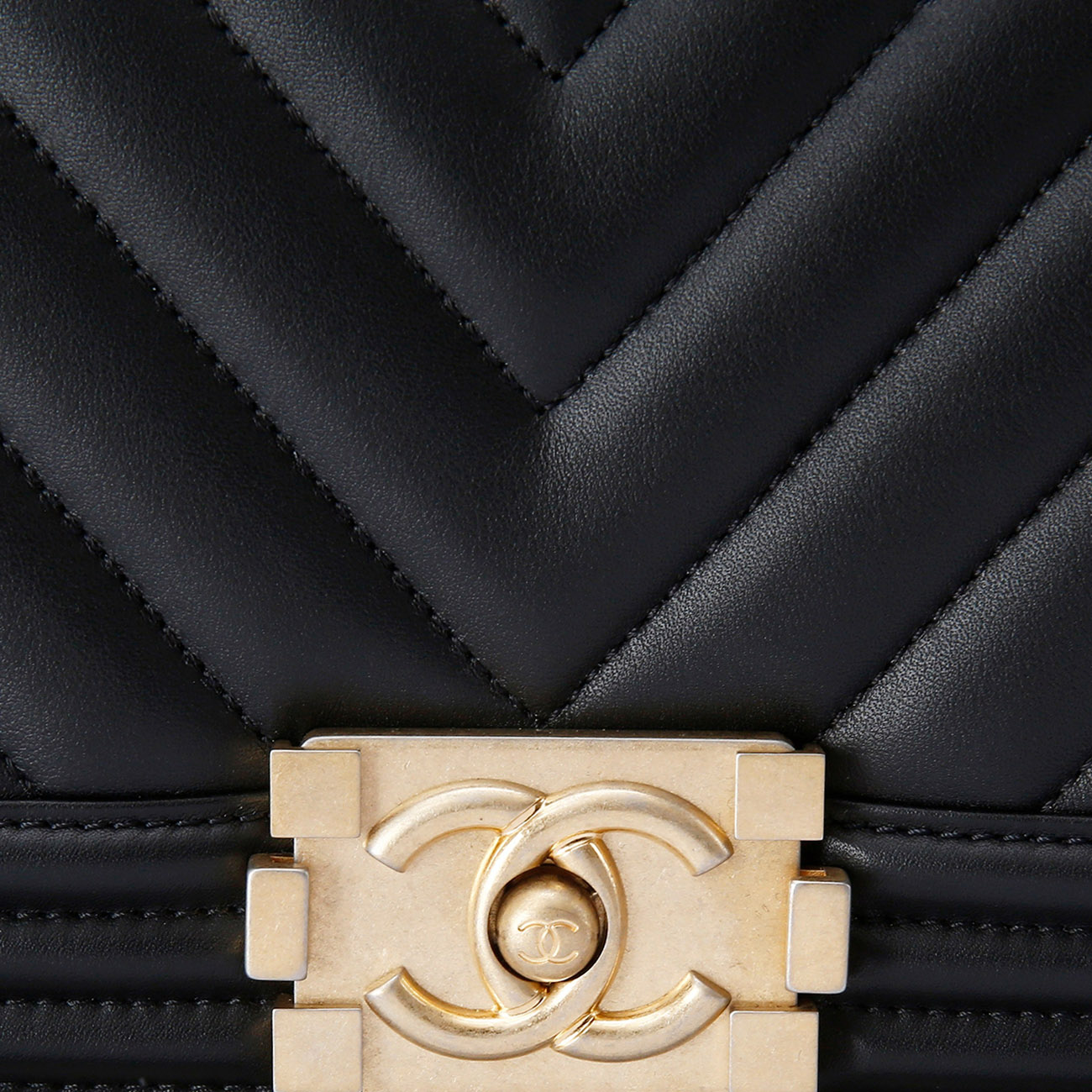 CHANEL(USED)샤넬  보이샤넬 쉐브론 미듐